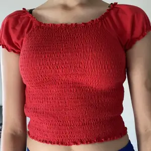 Säljer denna snygga röda tröja/topp! Supersnygg! Köp nu eller kom med prisförslag❤️fattar inte storleken men den är töjbar så torr den passar Xxs/xs/s/m ❤️köp nu eller kom med prisförslag 