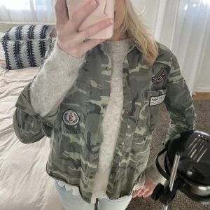 Jacka - En militär grön jacka från zara med jättesnygga detaljer. Den är bara använd 1 gång eftersom jag har en liknande jacka som jag fördrar. Den är lite tunnare så perfekt till vår/sommar