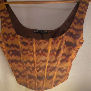 asymmetrisk enkel topp - asymmetrisk brun enkel topp med blixtlås på sidan från Zara.