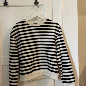 Randig tröja från zara - Helt oanvänd tröja från zara. Säljer då den inte kommit till användning. Nyskick!💕 