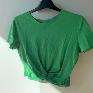 Grön omlott T-shirt  - Super snygg lite croppad topp som inte används mycket 