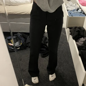 Kostymbyxor - Säljer ett par svarta högmidjade kostymbyxor från bikbok strl 34. Passar perfekt på mig som är 165 cm. Inte använda mycket, inget slitage. 300kr, köpare står för frakt. 