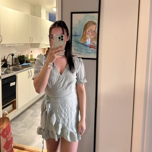 Grön klänning  - Jättesöt klänning ifrån Shein som inte kommer till användning då den är för kort🥰 (petitstorlek) Pris går att diskutera vid snabb affär ❣️