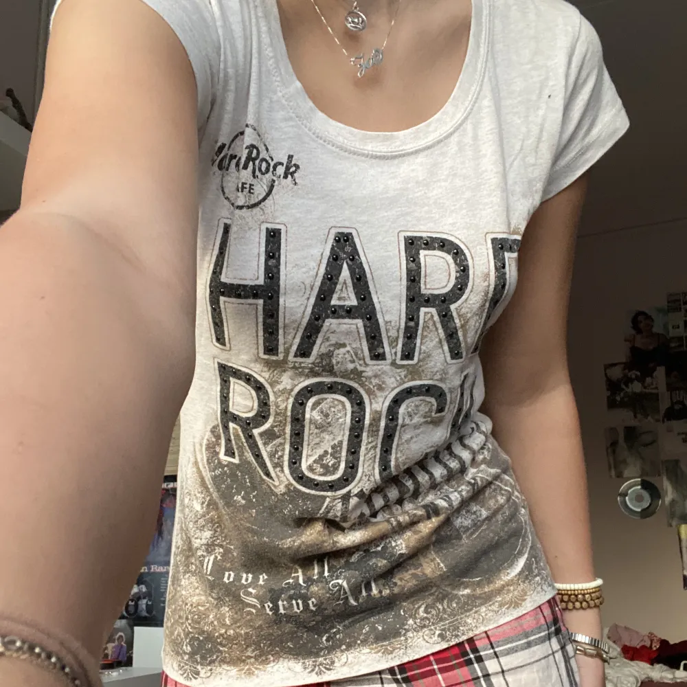 Jättecool hard rock cafe t-shirt i snyggt tryck, används inte längre💕. T-shirts.