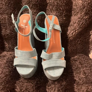 Klackar - Klackar i storlek 37 öppna vid tårna, aldrig använda 