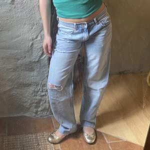 Lågmidjade ljusa jeans från Gina tricot,   köpta förra året men avklippta ner till 