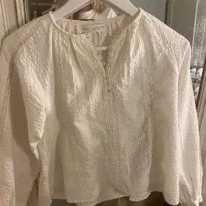 Säljer min jättefina tre fina zara blus då den tyvärr ä för liten ❤️har använt den en gång. säljer för 250kr + frakt. 