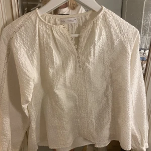 Zara blus  - Säljer min jättefina tre fina zara blus då den tyvärr ä för liten ❤️har använt den en gång. säljer för 250kr + frakt. 