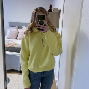 Zipup hoodie - Gul zipup hoodie från BikBok i strl M. Sitter fint oversized på mig som är 165 cm och vanligtvis xs/s.