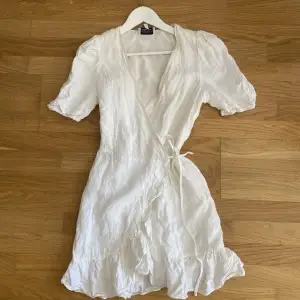 Kort vit klänning från Other Stories. Storlek 36
