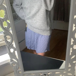 Blåprickig kjol - Säljer denna superfina kjol. Aldrig använd, bara provad. Köparen står för frakten💓