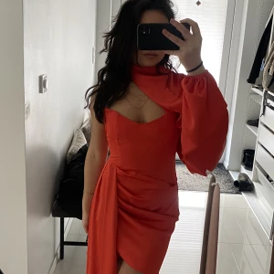 Klänning - Super fin satin klänning. Färgen är orangea/röd, använd 1 gång, kemtvättad