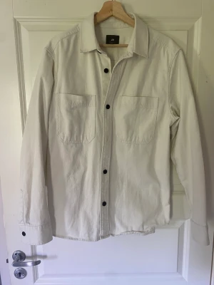 Overshirt - Riktigt snygg overshirt från hm som jag bara har användt 1-2 gånger Under hösten. Den är perfekt nu till sommaren. 