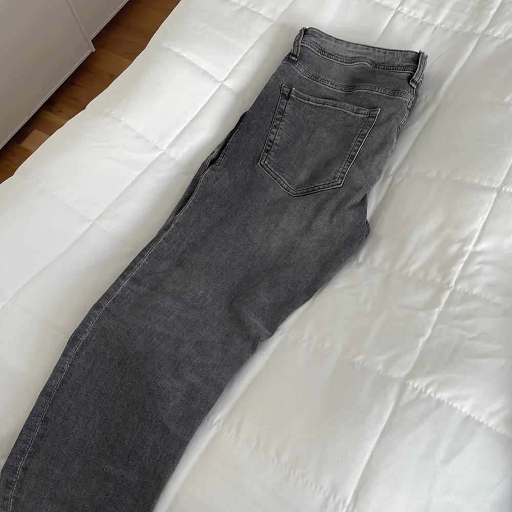 Knappt använda snygga gråa jeans. Jeans & Byxor.