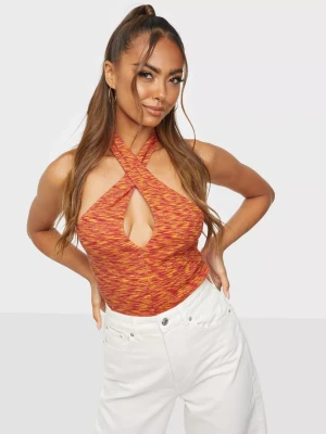 Halterneck Topp Gina Tricot - En oanvänd (lapp kvar)  halterneck topp från Gina Tricot i storlek S🥰Färgen pendlar mellan röd och gul. 