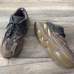 Yeezy 700 - Yeezey 700- säljer för 2500kr storlek 43 ( skick 6-10) fast pris - låda och kvitto finns 