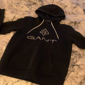 Tröja från gant - Ganthoodie köpt från kidsbrandstore. Använd ett antal gånger, lite trasiga snören men inget som märks särskilt mycket, därför bra skick. Oklart om storleken är Xs/s då det inte finns någon lapp. Jag är 165 cm och den börjar bli lite kort i ärmarna❤️