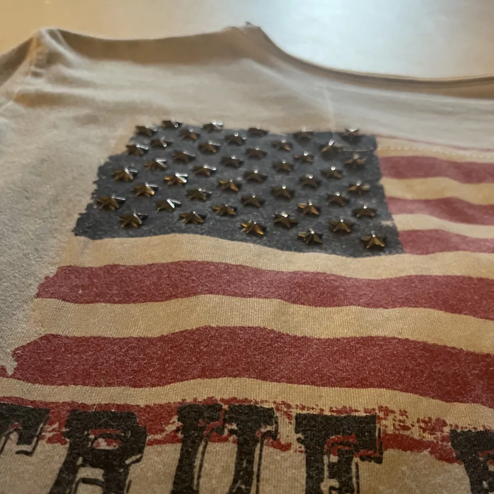 Helt jävla galen true religion tröja köpt i Berlin. USA flagga med 3d sjärnor gjorda av metal. Skriv till mig för mer bilder😘😘. T-shirts.