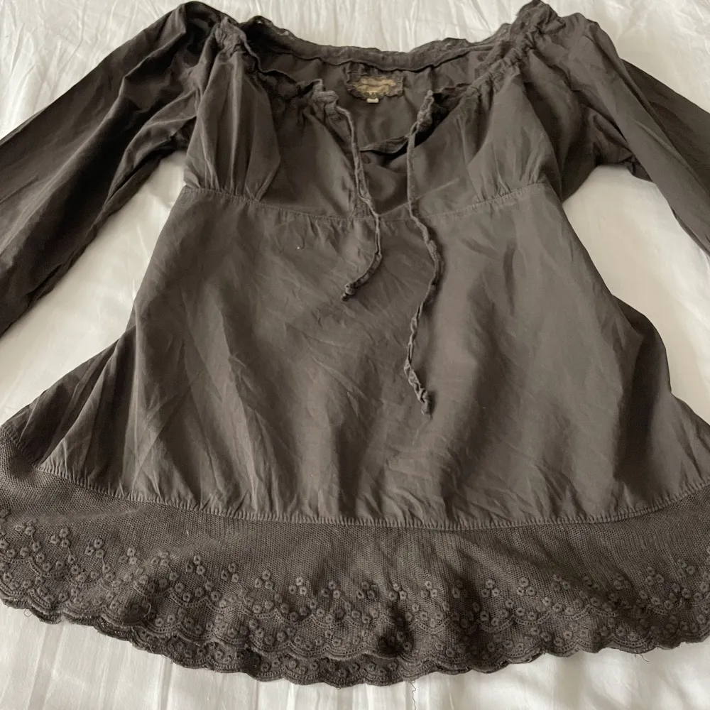 Supercool brun tröja med snörning och snygga detaljer!🌼 Säljer pga att den är för stor⭐️Finns en minimal fläck - men bilder finns så det är bara att fråga❤️. Tröjor & Koftor.