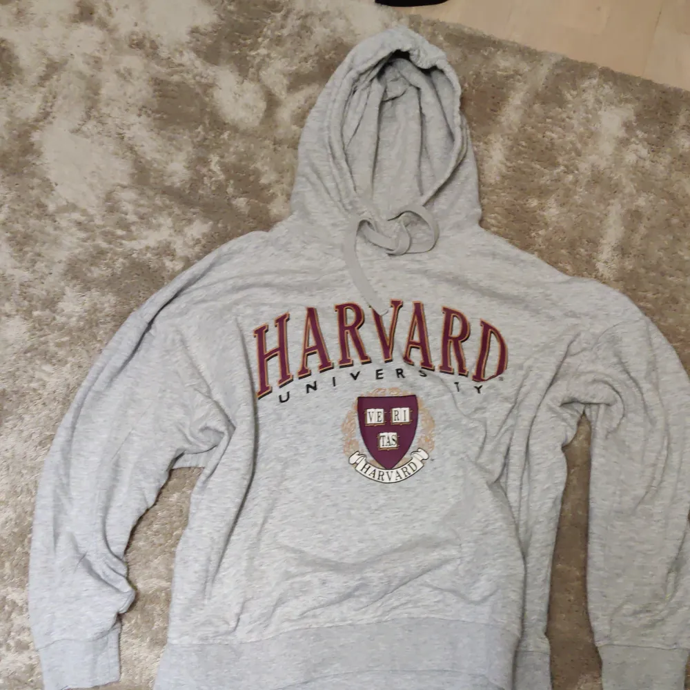 En Harvard hoddie från HM . Hoodies.