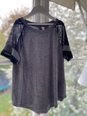 Grå T-shirt  - Grå/svart T-shirt med nätaxlar🖤 Väldigt skönt material och mycket bra skick💫 Från H&M