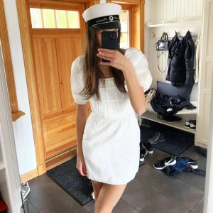 Vit klänning/Studentklänning  - Säljer min helt oanvända vita klänning från SABO (Australien). Passar mig bra som är 170cm.  Fick betala 900 i tull men säljer pga har en annan klänning redan. Jätte bra material och superfint med korsett detaljen. Pris kan diskuteras, hör av dig.