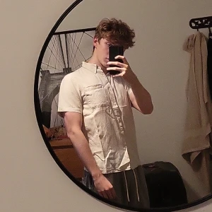 Beige Linneskjorta - Snygg linneskjorta från Casual Junkies. Storlek S. 
