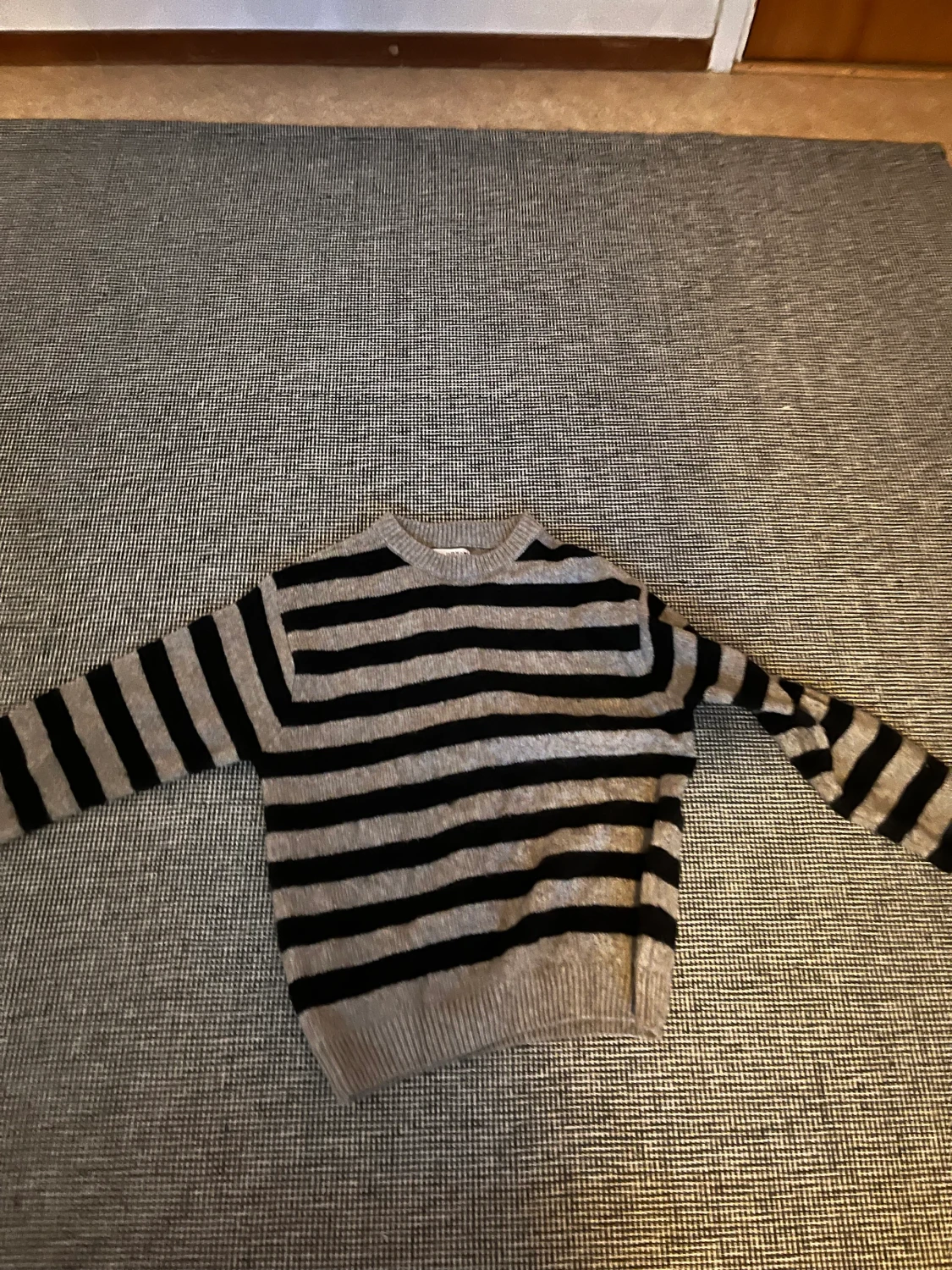 Randig stickad tröja. 