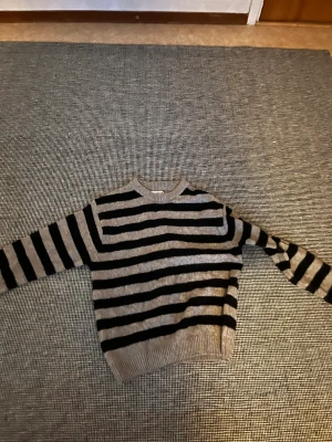 Randig stickad tröja.  - Säljer denna randiga stickade tröja från Zara. Tvättas innan. Inte använd mycket, bra skick. 