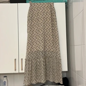 Blommig långkjol - Superfin långkjol💞 Står ingen storlek men uppskattar XS. Inte genomskinlig alls pga underkjolen<3