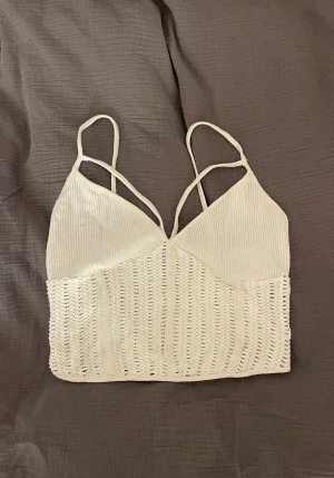 Vit topp - Vit croptop i virkat material