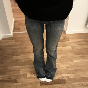 Lågmidjade jeans med fickor i fram! - INTRESSEKOLL!! På dessa fina jeans från only!! Super sköna och super snygga!! Säljer endast vid bra pris❤️Innerbenslängden är 83❤️