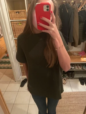 Mörkgrön soft goat tröja - Säljer nu min absoluta favvo tröja för min garderob rensas! Tröjan är i topp skick och passar i alla tillfällen, storleken är M men passar även de som har S i vanliga fall (jag har S)❤️❤️