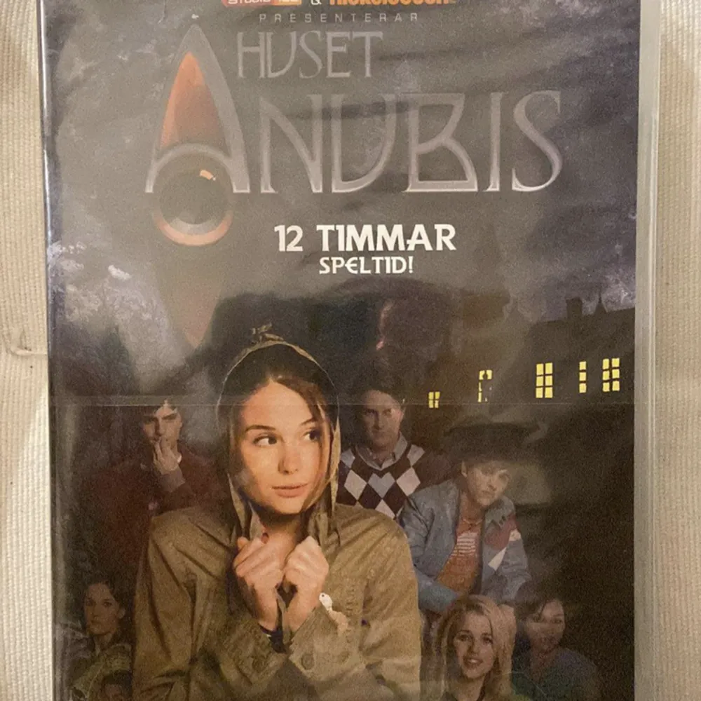 Säljer nu min Huset Anubis säsong 1 DVD, otroligt sällsynt och sälja oftast för upp till 1000kr på Tradera som syns i 3dje bilden. Har även säsong 2 ifall någon vill köpa båda så kan jag sälja båda för 850kr . Accessoarer.
