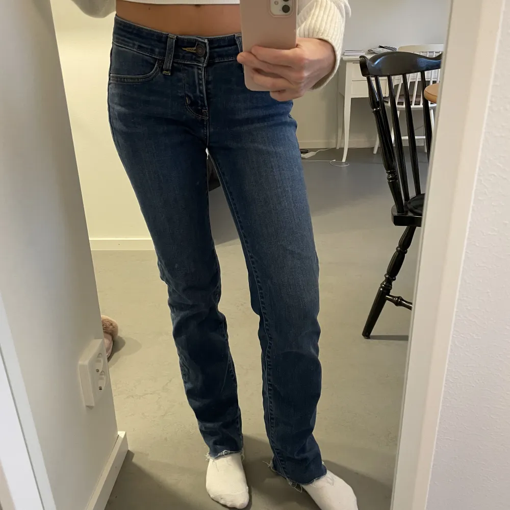 Lågmidjade raka jeans från levis, sitter jättesnyggt men kommer tyvärr inte till användning av mig🩷. Jeans & Byxor.