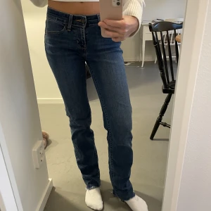 Lågmidjade jeans - Lågmidjade raka jeans från levis, sitter jättesnyggt men kommer tyvärr inte till användning av mig🩷