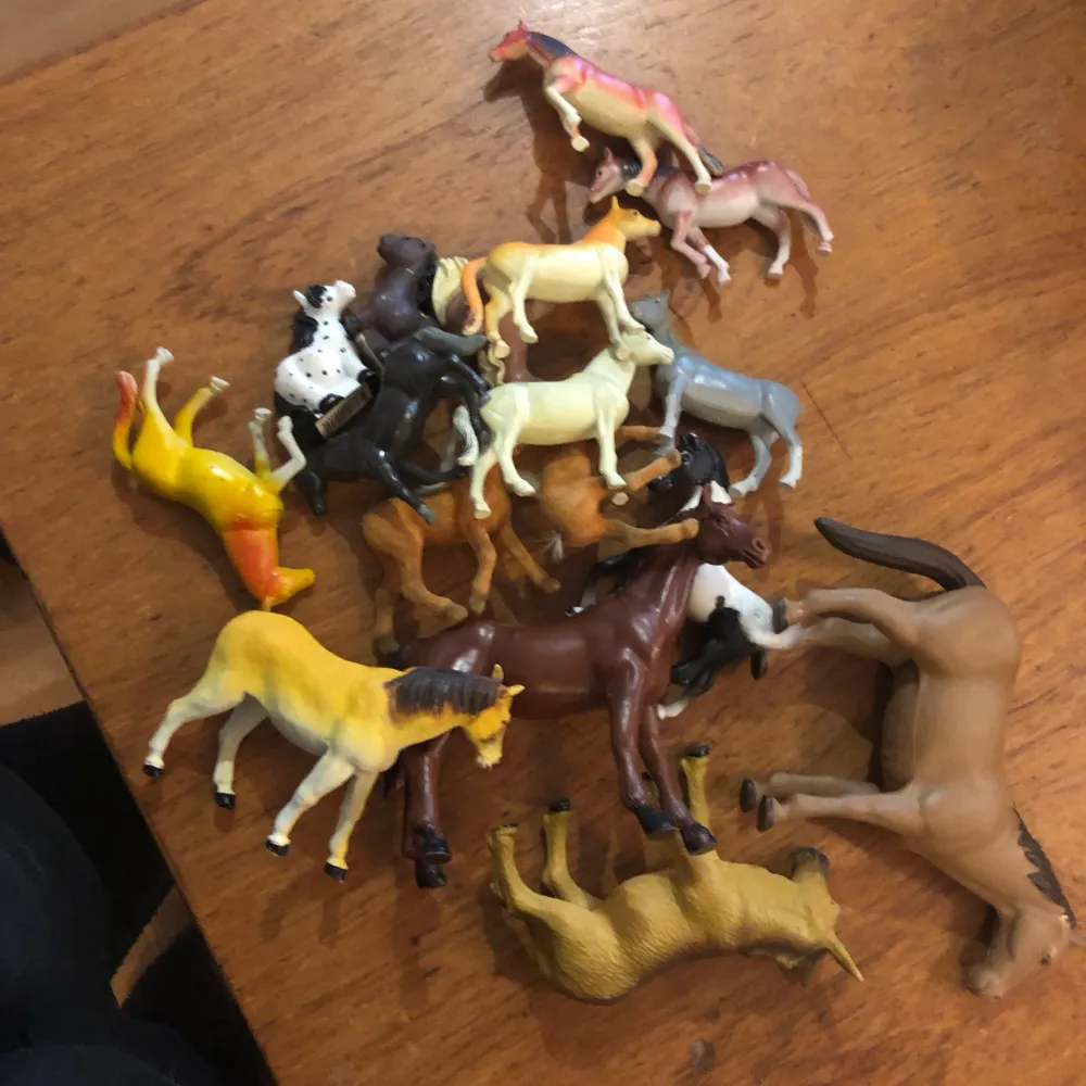 Lite olika leksaks hästar i fint skick . Övrigt.
