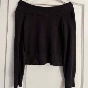 Svart of shoulder tröja - Svart stickad of-shoulder tröja, passar xs-m