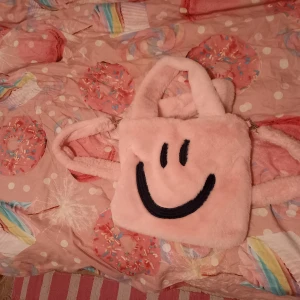 Söt väska  - Använd en gång väldigt fint skick, katt finns I hemmet. 