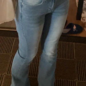 Jeans byxor - Jeans byxor ifrån Shein använd 1-4 gånger. Ser helt ny ut. Är i stretch material. Är 161 cm lång ingen aning vilken storlek byxan är i kanske runt 32-36