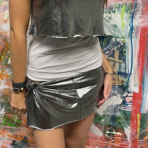 Silvrig minikjol  - Silvrig minikjol, andra delen av ett set. Linnet finns på inlägget ovan. Passar S/M. Modellen är 175 cm. Hör av er vid frågor/fler bilder. 