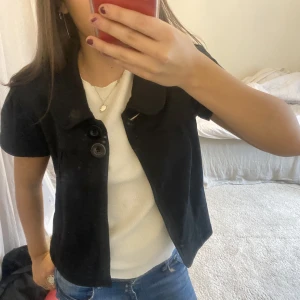 Kofta - Söt svart kofta i mycket bra skick! 🩷 Passar S och M 