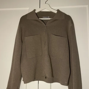 Åhlens kofta - Säljer denna jätte snygga och populära koftan! Den är i strl M men passar mig som har Xs-S❤️koftan har en liten vit fläck längst ner i hörnet (se bild) men det är inget man tänker på, därav priset!❤️❤️