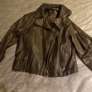 Skinnjacka - Skinnjacka. Köpt på second hand. Väldigt sliten på axlar och i kragen 