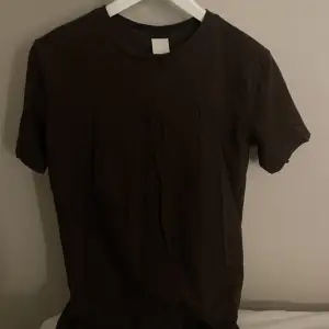 Basic brun t-shirt från Ginatricot. Använd 1 gång. Storlek: S🤎