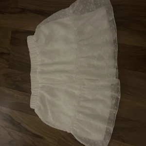 Vit kjol - Vit kort kjol med vita prickar