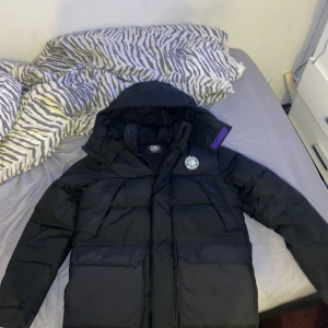 Banlieue puffer jacka - En riktigt fet och unik svart puffer jacka som jag köpte i Amsterdam från ett populärt franskt märke och tyvärr inte kommit till användning