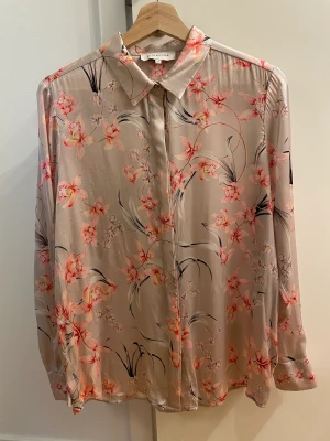 Silkesblus - Blus från By Malina, storlek S. Sparsamt använd så i mycket bra skick.