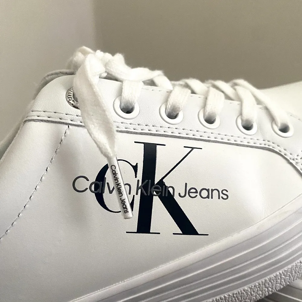 Väldigt trendiga vita “Calvin Klein Jeans” sneakers, nästan oanvända. Köpte för 1050 kr, säljer för 700 kr men pris kan diskuteras! . Kengät.