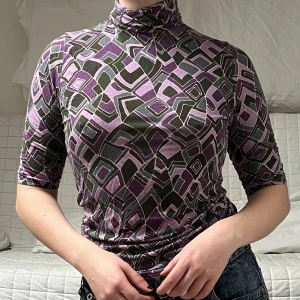 Lila Topp - En lila stretchig topp som saknar storlek, passar mig som har storlek 38 bra, men kan nog även passa större pga stretchen💕